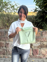 Lade das Bild in den Galerie-Viewer, T-Shirt Bella mit Stehkragen

