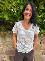 Lade das Bild in den Galerie-Viewer, T-Shirt Spitze in neun Farben
