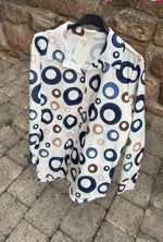 Lade das Bild in den Galerie-Viewer, Bluse mit Kreis Print in vier Farben
