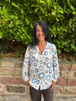 Lade das Bild in den Galerie-Viewer, Bluse mit Kreis Print in vier Farben
