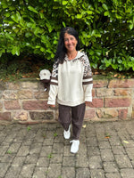 Lade das Bild in den Galerie-Viewer, Sweatshirt mit Kapuze Leo Look
