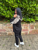 Lade das Bild in den Galerie-Viewer, Sweatshirt mit Kapuze Leo Look
