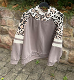 Lade das Bild in den Galerie-Viewer, Sweatshirt mit Kapuze Leo Look
