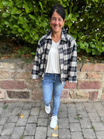 Lade das Bild in den Galerie-Viewer, Blousonjacke Karo
