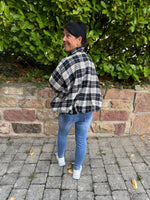 Lade das Bild in den Galerie-Viewer, Blousonjacke Karo
