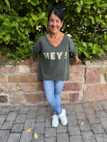 Lade das Bild in den Galerie-Viewer, Langarmshirt "HEY"
