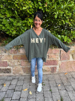 Lade das Bild in den Galerie-Viewer, Langarmshirt "HEY"
