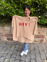 Lade das Bild in den Galerie-Viewer, Langarmshirt "HEY"
