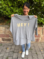 Lade das Bild in den Galerie-Viewer, Langarmshirt "HEY"
