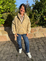 Lade das Bild in den Galerie-Viewer, Steppjacke mit Kapuze
