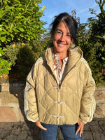 Lade das Bild in den Galerie-Viewer, Steppjacke mit Kapuze
