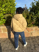 Lade das Bild in den Galerie-Viewer, Steppjacke mit Kapuze

