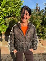 Lade das Bild in den Galerie-Viewer, Steppjacke mit Kapuze
