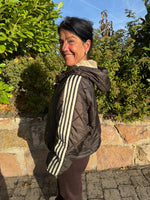 Lade das Bild in den Galerie-Viewer, Steppjacke mit Kapuze
