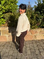 Lade das Bild in den Galerie-Viewer, Strickpullover mit gerafftem Stehkragen
