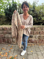 Lade das Bild in den Galerie-Viewer, Schal Beige Fantasiemuster
