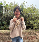 Lade das Bild in den Galerie-Viewer, Schal Beige Fantasiemuster
