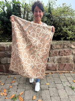 Lade das Bild in den Galerie-Viewer, Schal Beige Fantasiemuster
